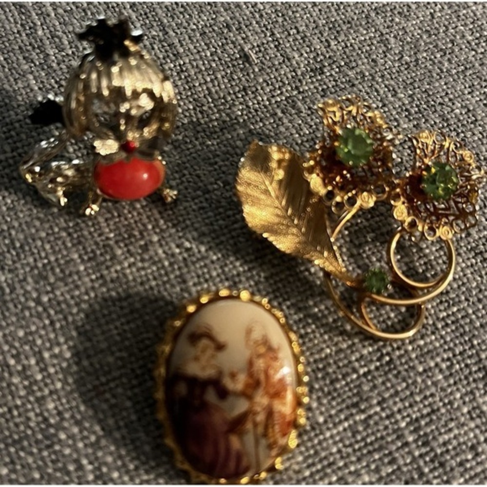Vintage Unbranded Lot 3 Gold Tone Brooches Dog, Faux Green Flower, Louis‎ 14 Pin